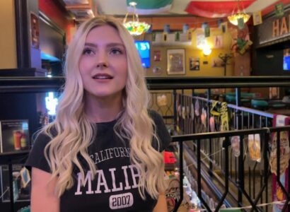 Phim sex Âu Mỹ - Eva Elfie gạ một chàng trai may mắn ở quán bar vào toilet