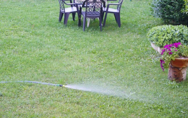 Regar el jardín en verano - Huertoplus